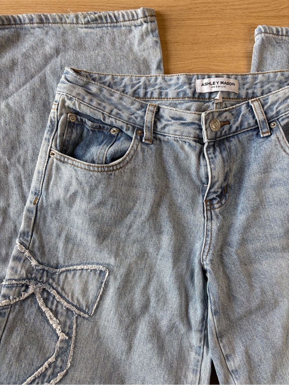 Ashley Mason Coquette Frayed Bow Straight Leg Jeans Size 9/29 Light Wash Denim